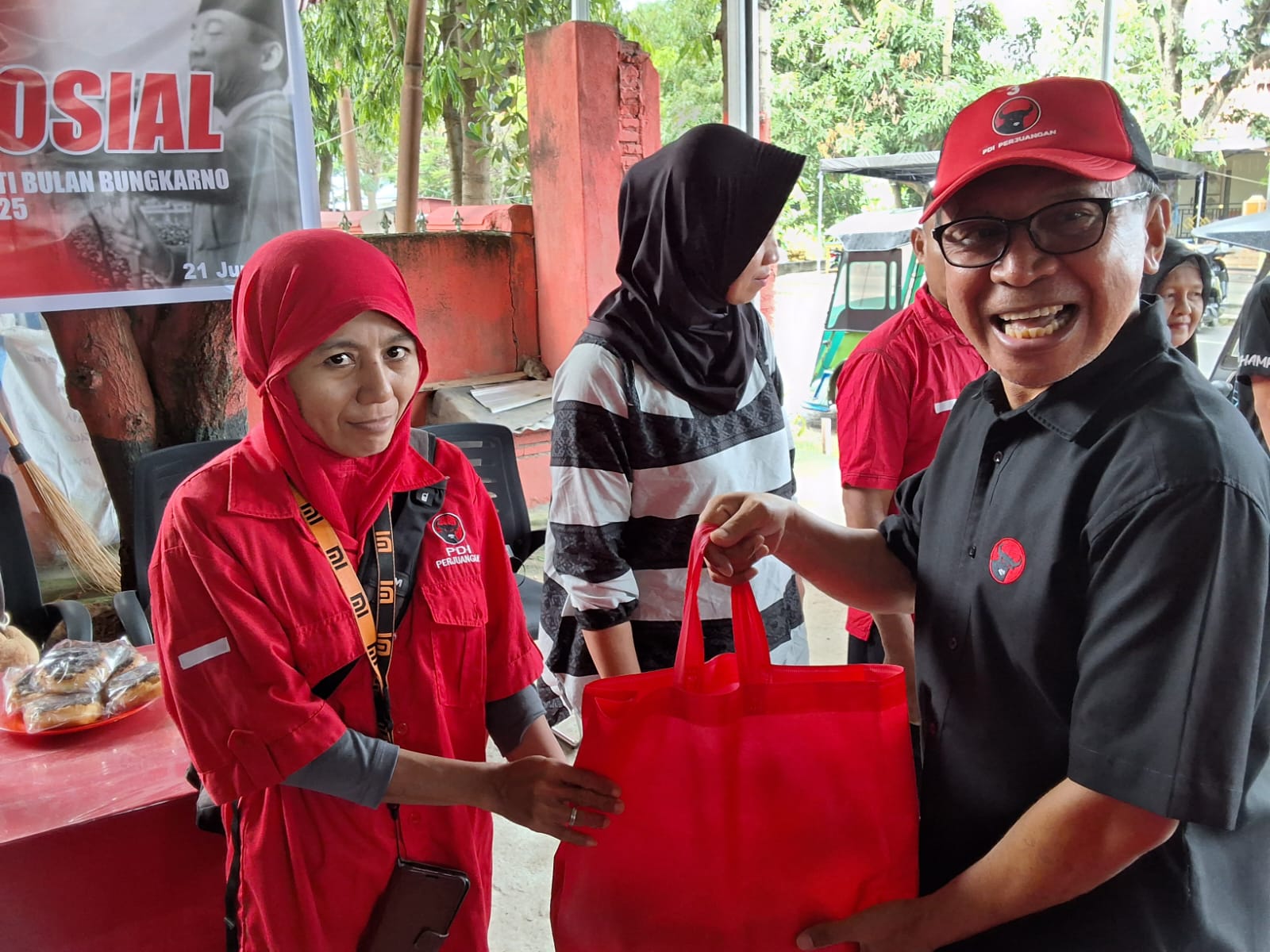 sekretaris dpd pdi perjuangan provinsi gorontalo La Ode Haimudin saat menyerahkan bantuan pangan kepada masyarakat, sabtu, 21 juni 2025 (fhoto:dok.humas partai)