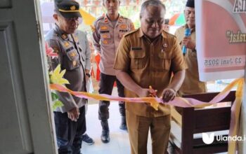 sekretaris dinas koperasi dan umkm bone bolango Rahman Bau saat melakukan pengguntingan pita persesmian kantor sekretariat KMP Oluhuta utara. senin, 23 juni 2025/fhoto.ulanda
