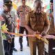 sekretaris dinas koperasi dan umkm bone bolango Rahman Bau saat melakukan pengguntingan pita persesmian kantor sekretariat KMP Oluhuta utara. senin, 23 juni 2025/fhoto.ulanda