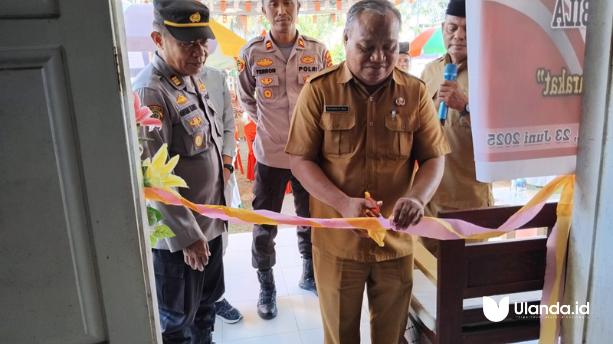 sekretaris dinas koperasi dan umkm bone bolango Rahman Bau saat melakukan pengguntingan pita persesmian kantor sekretariat KMP Oluhuta utara. senin, 23 juni 2025/fhoto.ulanda