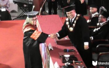 Dr. Espin Tulie resmi menyandang gelar doktor usai menuntaskan studi program doktor di universita negeri gorontalo, Rabu, 25/06 (fhoto:dok.ulands)