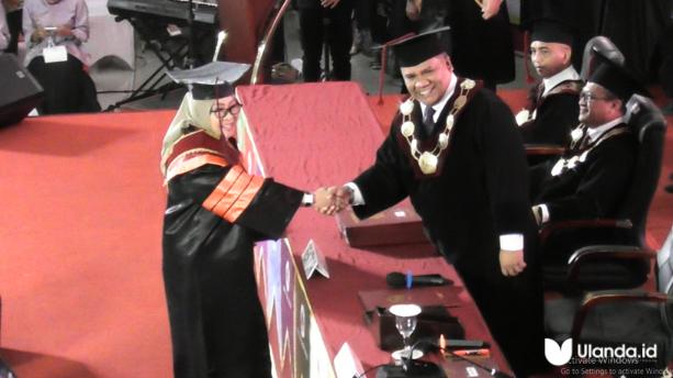 Dr. Espin Tulie resmi menyandang gelar doktor usai menuntaskan studi program doktor di universita negeri gorontalo, Rabu, 25/06 (fhoto:dok.ulands)