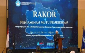 Wakil Menteri Pendidikan Dasar dan Menengah (Wamendikdasmen) Fajar Riza Ul Haq saat Rapat Koordinasi Penjaminan Mutu Pendidikan (PMP) yang diikuti Kepala Dinas Provinsi Jawa Barat dan Kepala Dinas Pendidikan Kabupaten/Kota se Jawa Barat, Selasa (24/6/2025). (Sumber: Dok Kemendikdasmen)