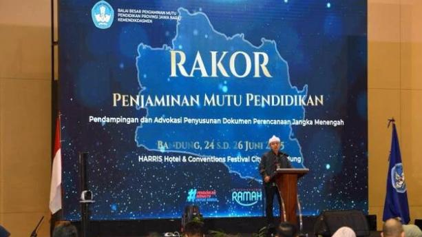 Wakil Menteri Pendidikan Dasar dan Menengah (Wamendikdasmen) Fajar Riza Ul Haq saat Rapat Koordinasi Penjaminan Mutu Pendidikan (PMP) yang diikuti Kepala Dinas Provinsi Jawa Barat dan Kepala Dinas Pendidikan Kabupaten/Kota se Jawa Barat, Selasa (24/6/2025). (Sumber: Dok Kemendikdasmen)