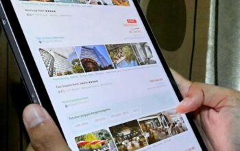 Konsumen membuka platform digital untuk memesan hotel.