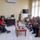 Meyke M. Kamaru bersama anggota dprd dapil kota Gorontalo saat berkunjung di Samsat Provinsi Gorontalo, Selasa,(24/06)