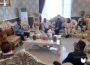 Anggota dprd dapil Kota Gorontalo saat bersama walikota gorontalo adhan dambea di ruang kerja walikota, Selasa.24/06. (fhoto:dok.ulanda)