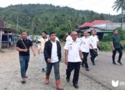 Wakil Bupati Pohuato Iwan S. Adam turun ke lokasi terdampak banjir Tuweya dan bohusami, Rabu. 25/06 (fhoto:Wa Grup/dok.ulanda.id)