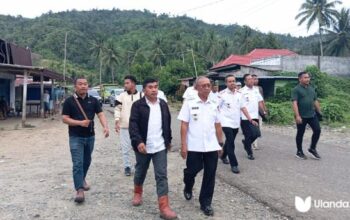 Wakil Bupati Pohuato Iwan S. Adam turun ke lokasi terdampak banjir Tuweya dan bohusami, Rabu. 25/06 (fhoto:Wa Grup/dok.ulanda.id)