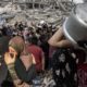 Ribuan warga Gaza mengharapkan memperoleh kebutuhan dasar, namun yang datang justru ledakan dan peluru. Zionis Israel dengan keji menambaki warga Gaza. (fhoto:pinterest/Ulanda.id)