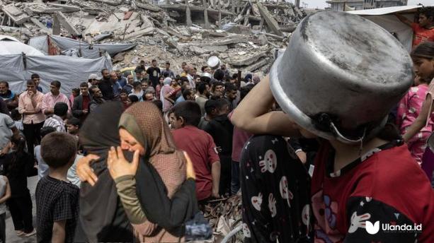 Ribuan warga Gaza mengharapkan memperoleh kebutuhan dasar, namun yang datang justru ledakan dan peluru. Zionis Israel dengan keji menambaki warga Gaza. (fhoto:pinterest/Ulanda.id)