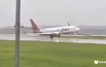 Pesawat Batik Air dengan register PK-LDJ hampir tergelincir saat mendarat di landasan Bandara Internasional Soekarno-Hatta (Soetta), Tangerang, Banten pada Sabtu (28/6). Foto: @Urrangawak