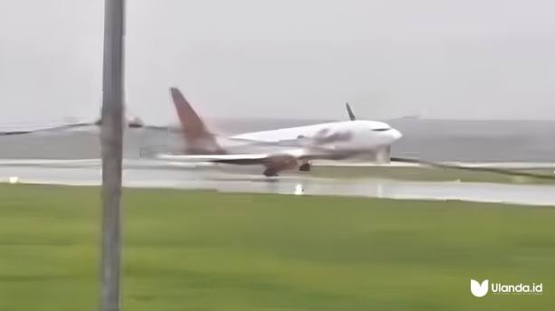Pesawat Batik Air dengan register PK-LDJ hampir tergelincir saat mendarat di landasan Bandara Internasional Soekarno-Hatta (Soetta), Tangerang, Banten pada Sabtu (28/6). Foto: @Urrangawak