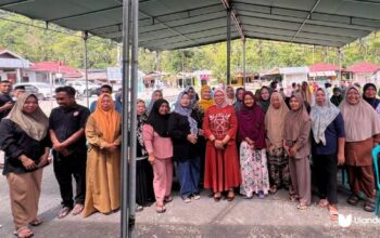 Aleg Dprd Provinsi Gorontalo Dapil Bone bolango Kristina Muhamad Udoki bersama masyarakat desa Olele. (foto:dok. Ulanda.id)