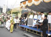 Walikota Adhan Dambea saat melepas pawai pawai Hijratul Rasul 1 muharram 1447 H. Jumat, 27/06 (fhoto: dok.Humas)