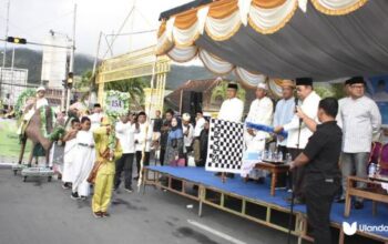 Walikota Adhan Dambea saat melepas pawai pawai Hijratul Rasul 1 muharram 1447 H. Jumat, 27/06 (fhoto: dok.Humas)