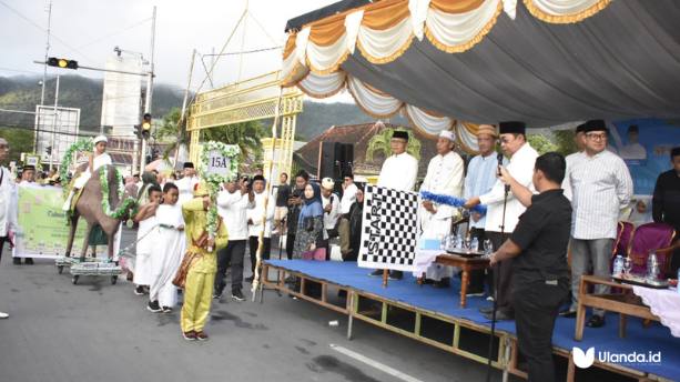 Walikota Adhan Dambea saat melepas pawai pawai Hijratul Rasul 1 muharram 1447 H. Jumat, 27/06 (fhoto: dok.Humas)