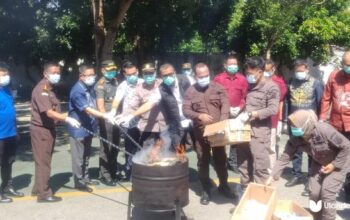 Wawali Indra Gobel saat bersama Kejari Kota Gorontalo memusnahkan barang bukti narkoba dan sabu di halaman kantor kejari, kamis, 26/06 (fhoto:dok.Ulanda.id)