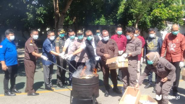 Wawali Indra Gobel saat bersama Kejari Kota Gorontalo memusnahkan barang bukti narkoba dan sabu di halaman kantor kejari, kamis, 26/06 (fhoto:dok.Ulanda.id)