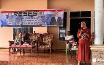 Aleg dprd provinsi gorontalo Femmy Udoki saat reses di desa olele, kabila bone, Senin, 30/06 (foto: dok. Ulanda.id)