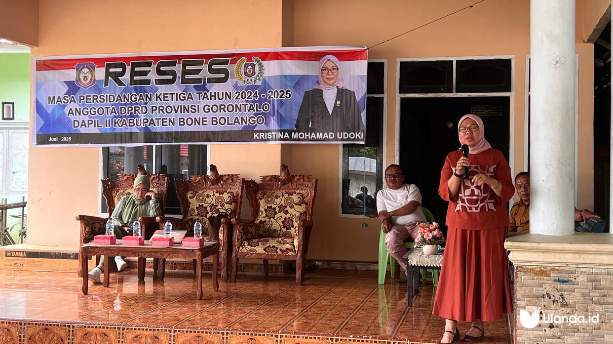 Aleg dprd provinsi gorontalo Femmy Udoki saat reses di desa olele, kabila bone, Senin, 30/06 (foto: dok. Ulanda.id)