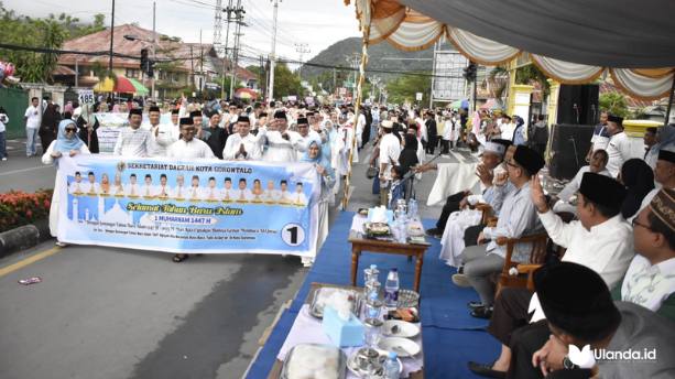 Walikota Adhan Dambea menyaksikan pawai pawai Hijratul Rasul 1 muharram 1447 H. Jumat, 27/06 (fhoto: dok.Humas)