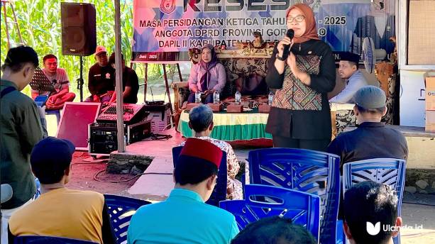 Femmy Udoki saat Reses masa sidang ke tiga dprd provinsi, di Desa Pelita Hijau, Kecamatan Bonepantai, Kabupaten Bone Bolango, Kamis, 26/06 (Fhoto:dok.Ulanda.id)