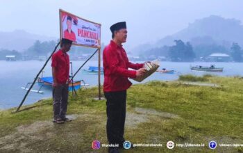 Ketua Fraksi Pdi Perjuangan Dprd Boalemo, Harijanto Mamangkey saat membacakan Pancasila pada Upacara Hari Lahir Pancasila 1 Juni 2025 di Kecamatan Dulupi Minggu, 1 Juni 2025