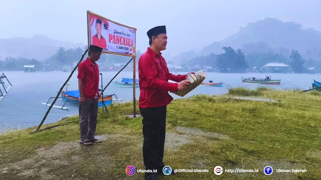 Ketua Fraksi Pdi Perjuangan Dprd Boalemo, Harijanto Mamangkey saat membacakan Pancasila pada Upacara Hari Lahir Pancasila 1 Juni 2025 di Kecamatan Dulupi Minggu, 1 Juni 2025