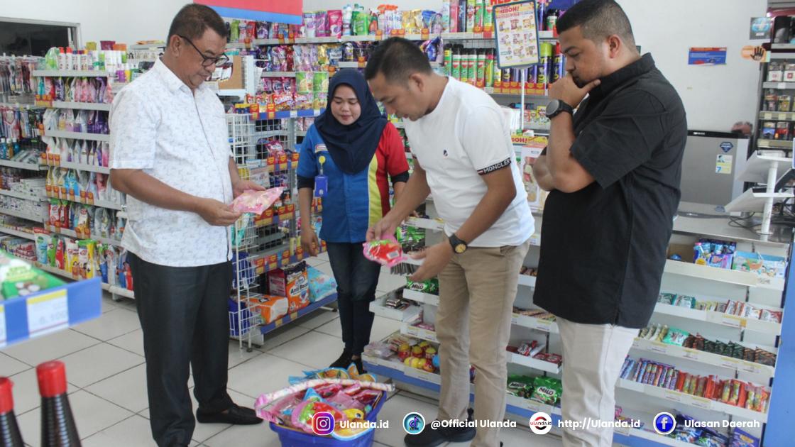 Aangghota Komisi IV Deprov Gorotalo, saat melakukan sidak dan pengawasan terhadap makanan anak yang mengandung zat babi di indomart limboto, Minggu, 1 juni 2025 (fhoto:dok.koko)