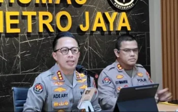 Kabid Humas Polda Metro Jaya Kombes Pol Ade Ary Syam Indradi (kiri) mengungkapkan perkembangan penyelidikan kematian diplomat muda Kementerian Luar Negeri (Kemlu), Arya Daru Pangayunan (ADP), dalam konferensi pers yang digelar di Mapolda Metro Jaya, Kamis (24/7/2025). (Sumber: ANTARA/Ilham Kausar)