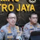 Kabid Humas Polda Metro Jaya Kombes Pol Ade Ary Syam Indradi (kiri) mengungkapkan perkembangan penyelidikan kematian diplomat muda Kementerian Luar Negeri (Kemlu), Arya Daru Pangayunan (ADP), dalam konferensi pers yang digelar di Mapolda Metro Jaya, Kamis (24/7/2025). (Sumber: ANTARA/Ilham Kausar)