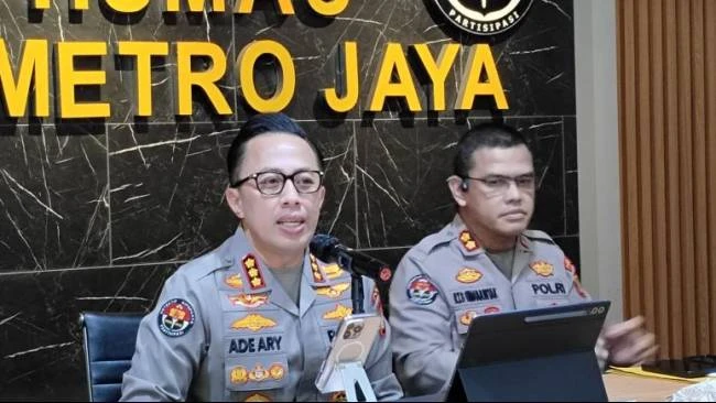 Kabid Humas Polda Metro Jaya Kombes Pol Ade Ary Syam Indradi (kiri) mengungkapkan perkembangan penyelidikan kematian diplomat muda Kementerian Luar Negeri (Kemlu), Arya Daru Pangayunan (ADP), dalam konferensi pers yang digelar di Mapolda Metro Jaya, Kamis (24/7/2025). (Sumber: ANTARA/Ilham Kausar)