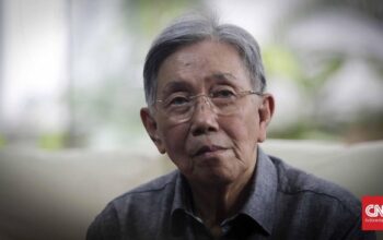 Mantan Menteri Koordinator Ekonomi Kwik Kian Gie dikabarkan meninggal dunia pada usia 90 tahun. (CNN Indonesia/Safir Makki).