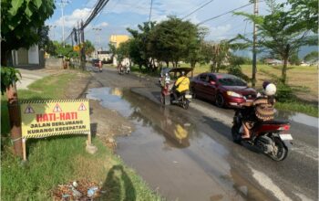 Jalan Piola Isa di kawasan Wongkaditi memang sudah lama dikeluhkan warga karena kondisinya kerap kali membahayakan pengendara. Foto.Randa/Ulanda.id