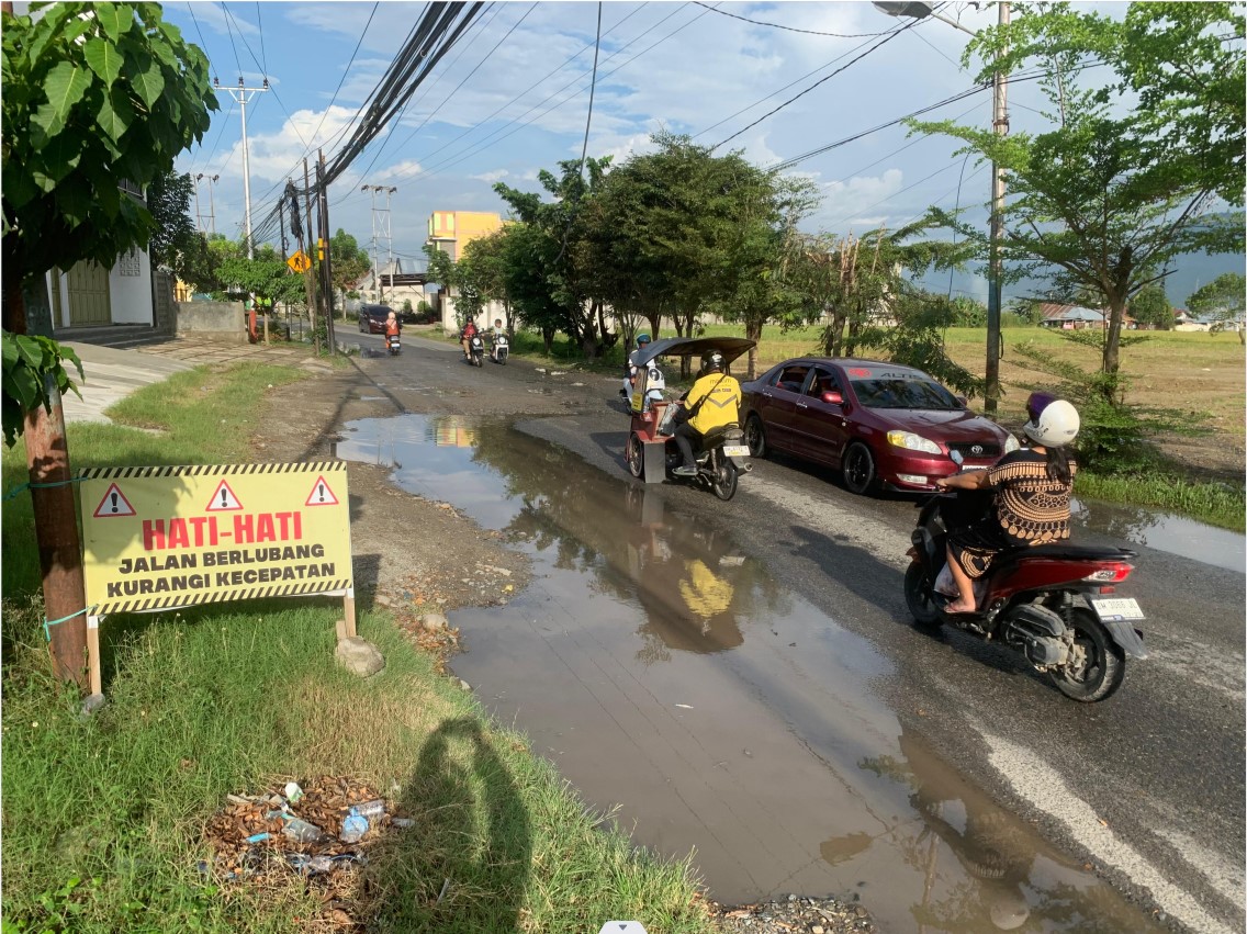 Jalan Piola Isa di kawasan Wongkaditi memang sudah lama dikeluhkan warga karena kondisinya kerap kali membahayakan pengendara. Foto.Randa/Ulanda.id
