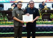 Wakil Wali Kota Gorontalo, Indra Gobel saat menyerahkan dokumen RPJMD 2025–2029 dan Perubahan APBD ke DPRD. Selasa, 15/07 (foto.Ist)