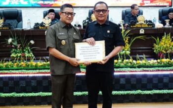 Wakil Wali Kota Gorontalo, Indra Gobel saat menyerahkan dokumen RPJMD 2025–2029 dan Perubahan APBD ke DPRD. Selasa, 15/07 (foto.Ist)