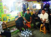 Wali Kota Adhan Dambea di dampingi sekda kota saat meninjau kawasan kuliner kalimadu, Jumat, 11/07 (Foto.Ist Humas)
