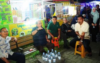 Wali Kota Adhan Dambea di dampingi sekda kota saat meninjau kawasan kuliner kalimadu, Jumat, 11/07 (Foto.Ist Humas)