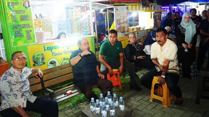 Wali Kota Adhan Dambea di dampingi sekda kota saat meninjau kawasan kuliner kalimadu, Jumat, 11/07 (Foto.Ist Humas)