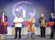 Wali Kota Gorontalo Hi. Adhan Dambea saat pengguntingan Pita Peresmian Hulontalo Ballroom, Sabtu, 12/7. (foto.Ist Humas)