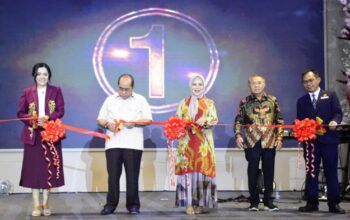 Wali Kota Gorontalo Hi. Adhan Dambea saat pengguntingan Pita Peresmian Hulontalo Ballroom, Sabtu, 12/7. (foto.Ist Humas)