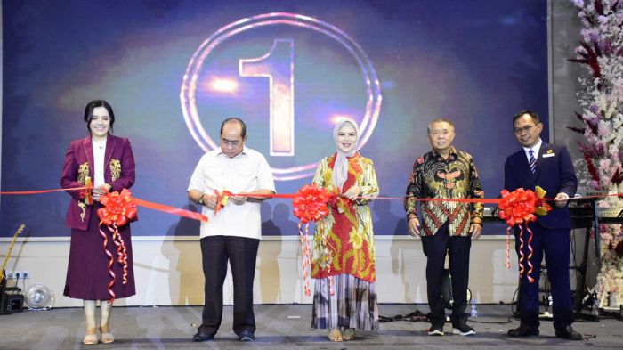 Wali Kota Gorontalo Hi. Adhan Dambea saat pengguntingan Pita Peresmian Hulontalo Ballroom, Sabtu, 12/7. (foto.Ist Humas)