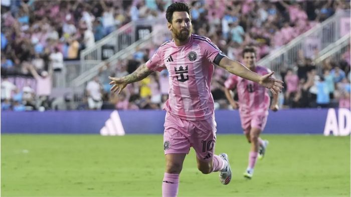 Lionel Messi (10), penyerang Inter Miami, bereaksi setelah mencetak gol pada babak pertama pertandingan MLS melawan Nashville SC di Fort Lauderdale, Florida, Sabtu, 12 Juli 2025. (foto.Ist)
