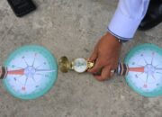 Kepala Kantor Kementerian Agama (Kemenag) Aceh Barat Abrar Zym (tengah) mengatur posisi kompas saat mengajarkan cara mengukur arah kiblat kepada siswa-siswi dengan menggunakan benda tegak lurus pada fenomena Rashdul Kiblat atau Istiwa A'zam, di Madrasah Aliyah Negeri (MAN) 1 Aceh Barat, Aceh (foto.Ist)