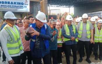 Gubernur Gorontalo Gusnar Ismail secara resmi meletakkan batu pertama sebagai tanda dimulainya peningkatan Jalan Brigjen Piola Isa, Kamis (24/7). Foto: Ist. Novita/Ulanda.id