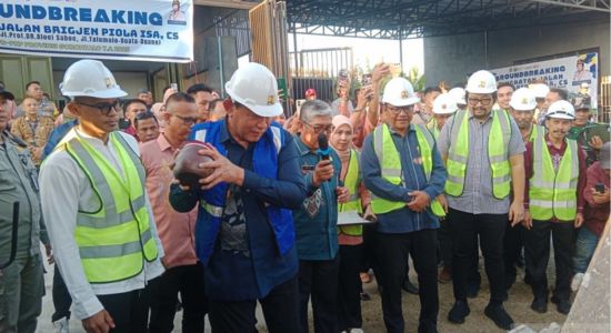 Gubernur Gorontalo Gusnar Ismail secara resmi meletakkan batu pertama sebagai tanda dimulainya peningkatan Jalan Brigjen Piola Isa, Kamis (24/7). Foto: Ist. Novita/Ulanda.id
