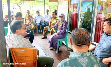 Wakil Ketua Dprd Prov. Gorontalo dan Komisi IV Saat mela kukan kunjungan terkait Program Kampung Keluarga Berkualitas. (foto. Ist/Linda Mohamad)
