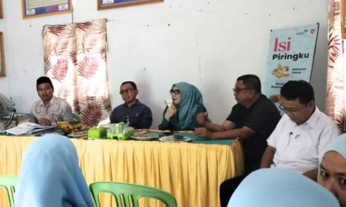 Wakil Ketua Dprd Prov. Gorontalo dan Komisi IV Saat mela kukan kunjungan terkait Program Kampung Keluarga Berkualitas. (foto. Ist/Linda Mohamad)